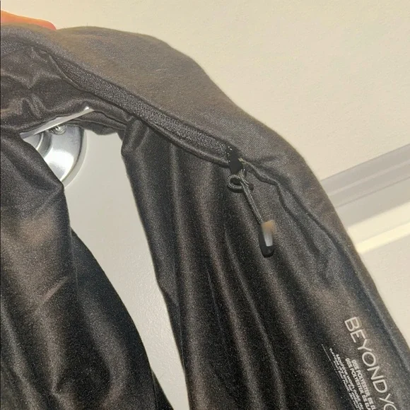 Beyond Yoga Black Infinity Scarf with Hidden Pocket One Size - Picture 4 of 5